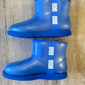 Pre owned used kids UGG classic clear blue mini ll size 4 USA boots